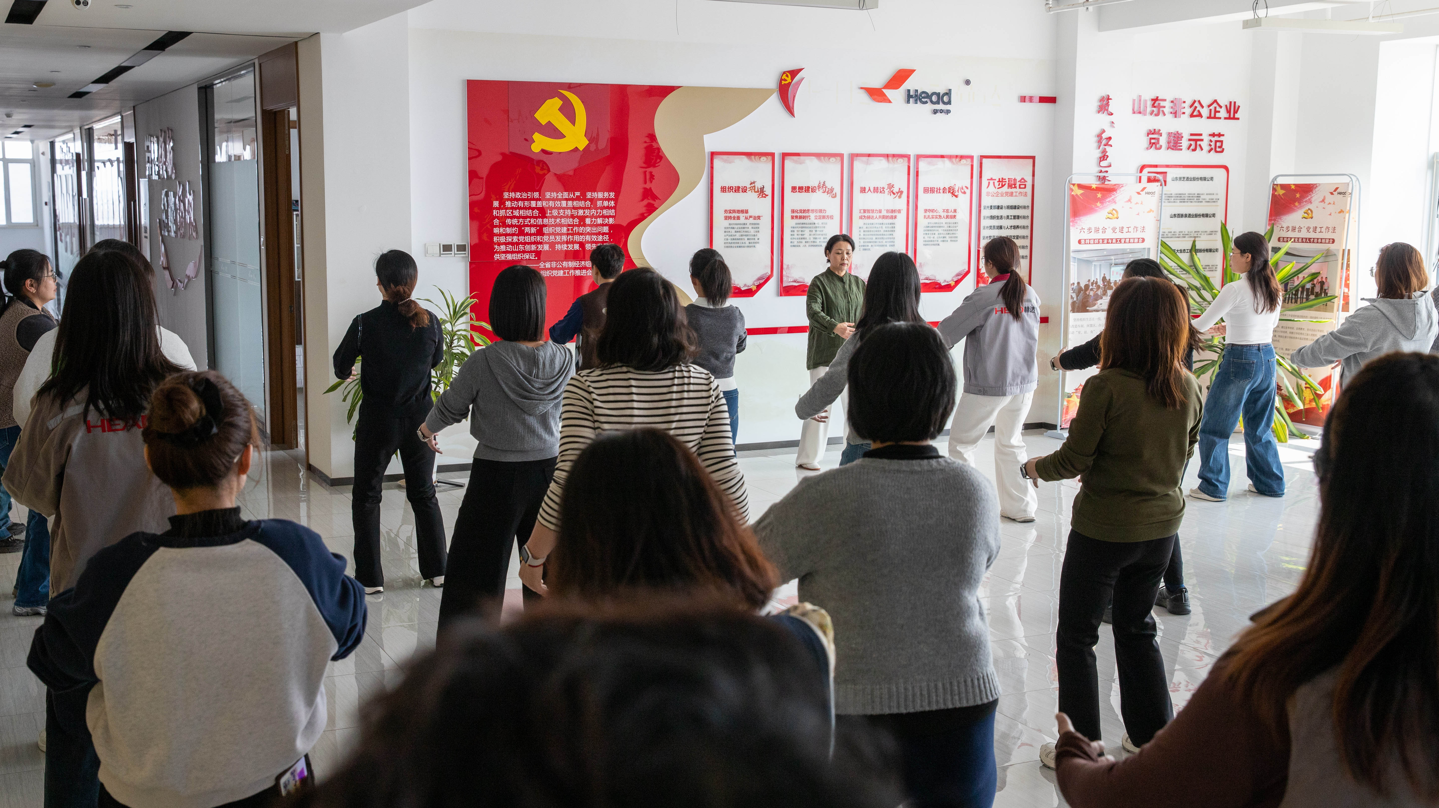 集團工會組織開展八段錦教學活動